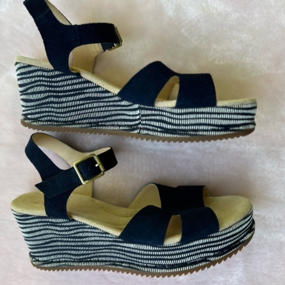 Clarks Akilah Eden Navy Blue Size 8.5 Wedge Shoes Striped Suede Sandals NEW - Picture 6 of 13